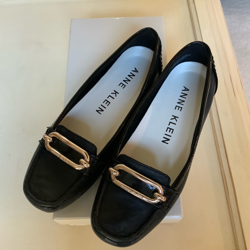 ANNE KLEIN FLEX NORIS BLACK LOAFERS WITH GOLD LOGO